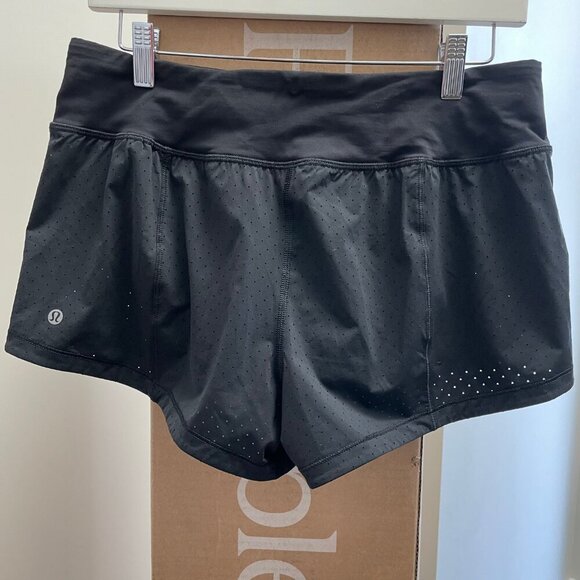 Lululemon Final Lap 2.5" Perforated Fabric Mid Rise 4 Way Stretch Shorts Black 8 - Picture 5 of 10